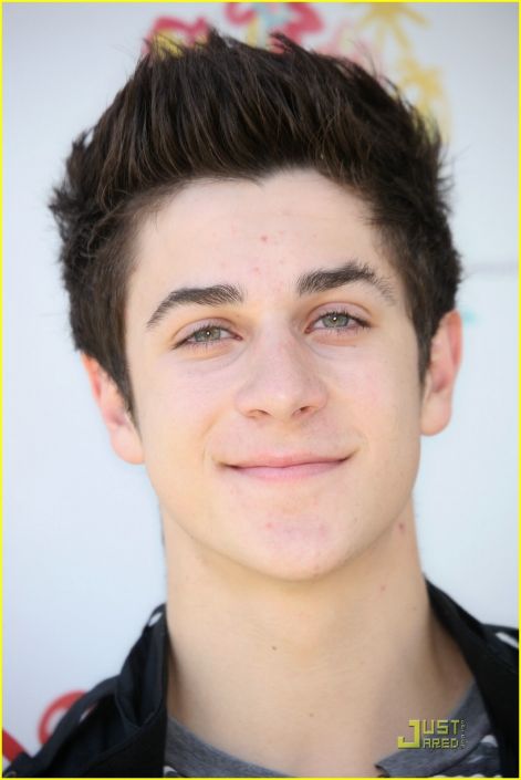 david-henrie-wadsworth-wizard-01.jpg